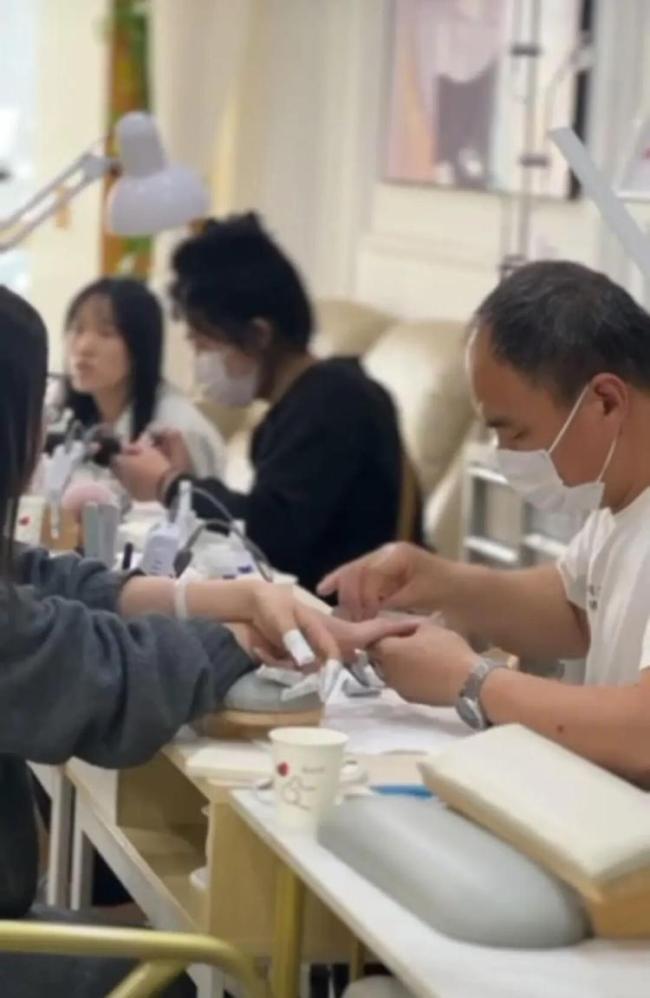 水电工大叔转行做美甲师 90%是回头客 从零开始的美丽转型