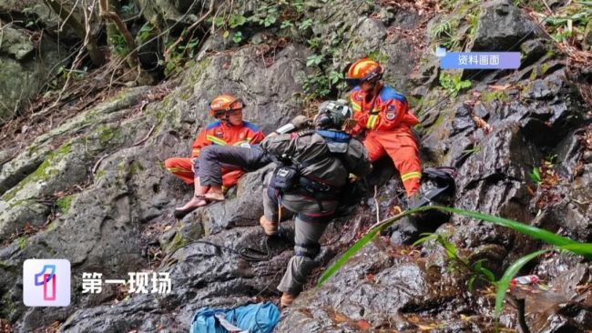 深圳梧桐山“老虎涧”暴涨成瀑布 驴友冒险引担忧