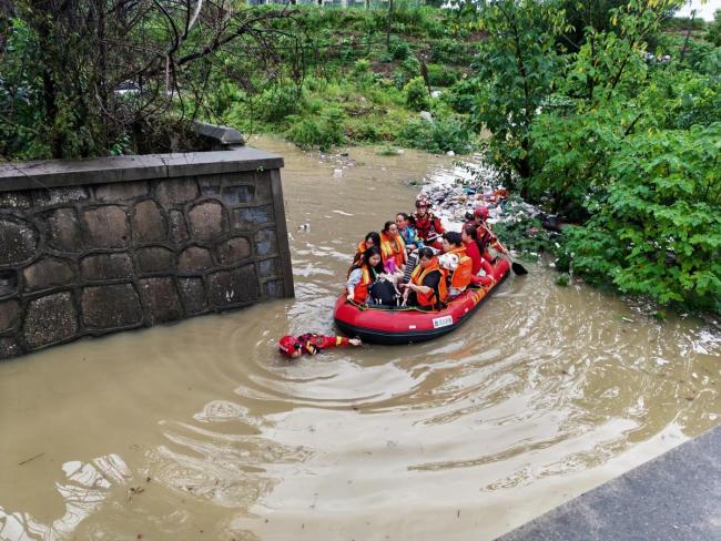 武汉消防闻“汛”而动营救遇困群众 暴雨中守护生命安全