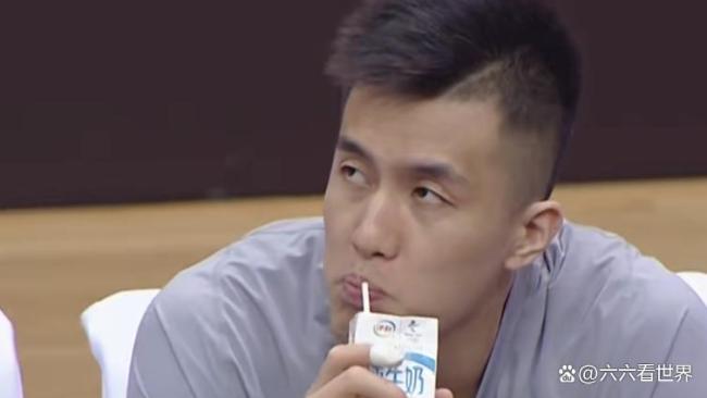 郭艾伦喝豆汁喝出表情包 东北大漂亮没绷住