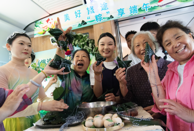 包粽子、看表演……在旅途中过端午是什么体验?