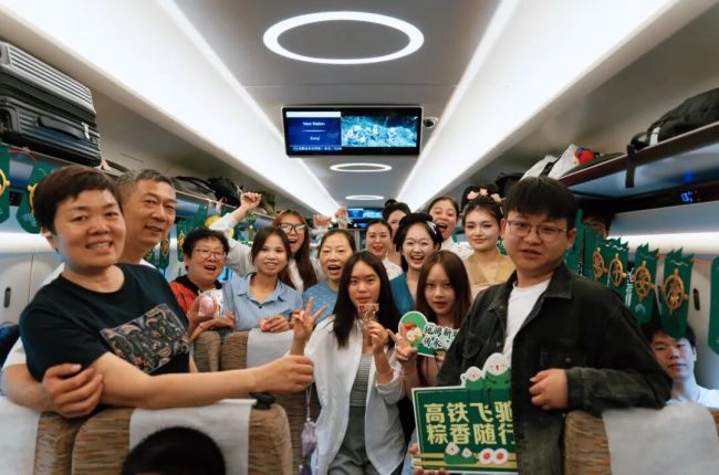 包粽子、看表演……在旅途中过端午是什么体验?