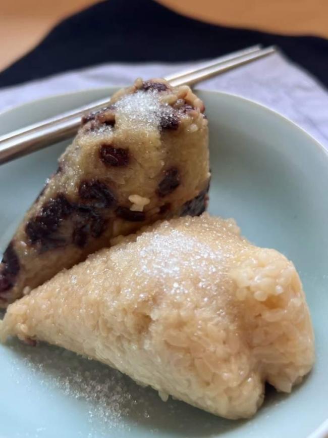 年轻人喜欢吃咸粽子蘸白糖 口味多样化成趋势