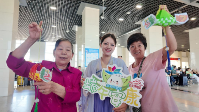 包粽子、看表演……在旅途中过端午是什么体验?