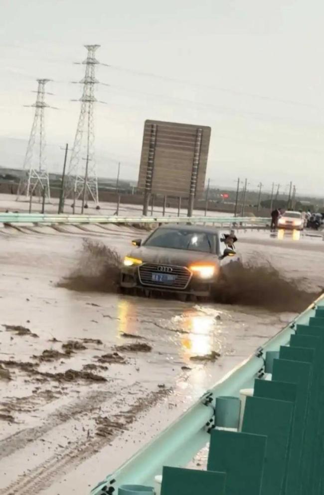 塔克拉玛干沙漠边缘地带现洪水 罕见暴雨致高速受阻
