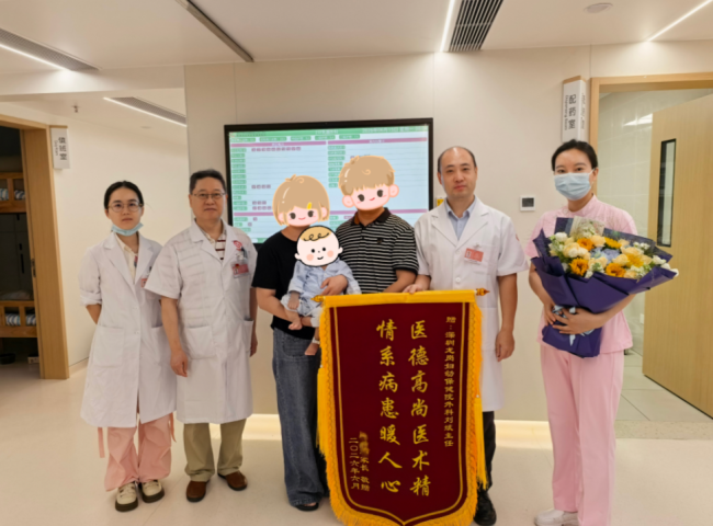 5月大男婴身上长出1.7斤巨大畸胎瘤 成功切除获新生