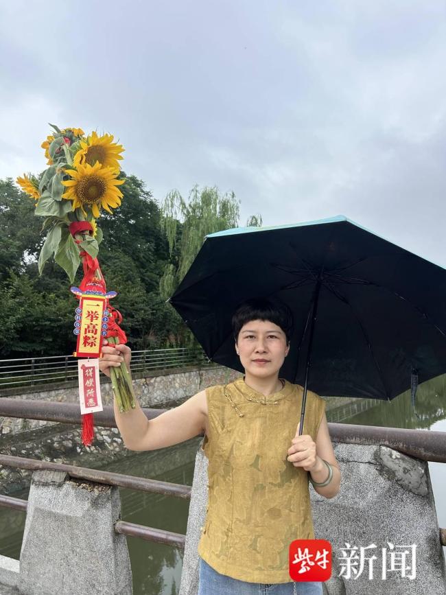 南京中考考场外这一幕幕很暖心 加油声此起彼伏