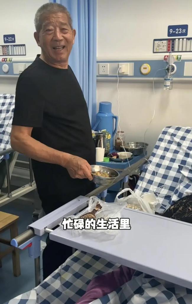75岁爸爸抚养6岁女儿 生活忙碌却充实