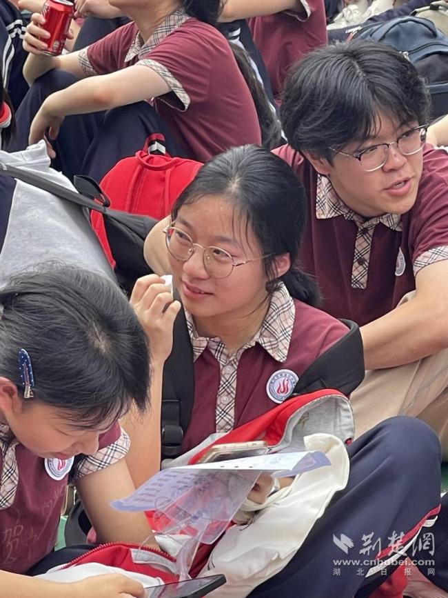 初一学生和初三毕业生互换礼物 匠心定格青春记忆