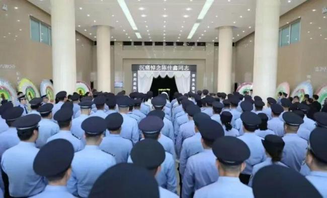 30岁女副所长为救跳楼轻生者牺牲