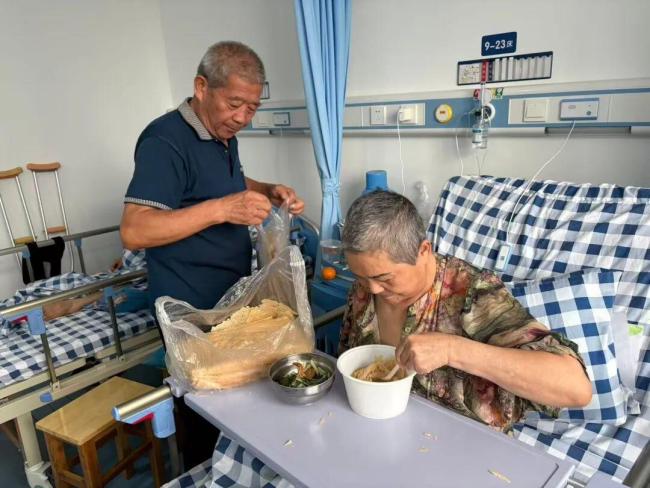 74岁妈妈因脑梗住院 75岁爸爸照顾6岁女儿！ 感叹想多活几十年 高龄父母的坚持与爱