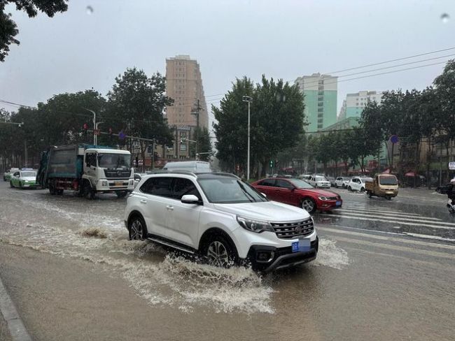 新疆和田“一天下了往年一年的雨” 罕见暴雨引发内涝救援