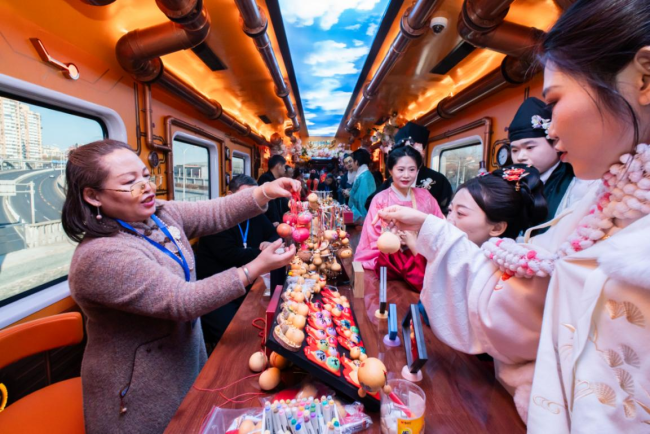 暑期旅游列车，为何一席难求？