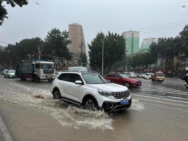 塔克拉玛干沙漠发洪水了！当地居民称2个小时下了一整年的雨 罕见强降雨引发内涝