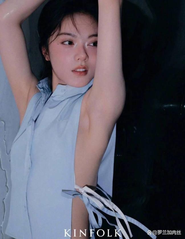 赵今麦侧边镂空衬衫