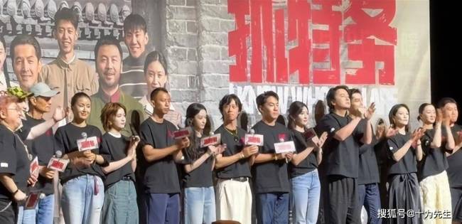 抓特务票房惨淡，冯小刚低头
