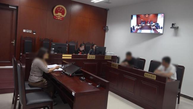 高空外墙脱落砸坏车辆双重损失谁来买单？物业与停车场互推责任