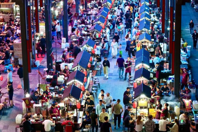 夜市、夜游、夜探，花样玩法带热夏夜消费 夜间经济焕发新活力
