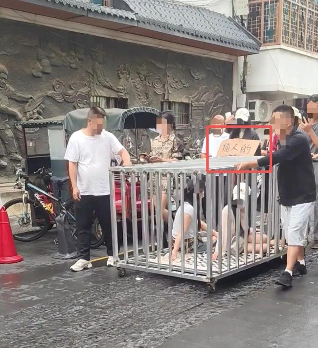 多人将两女子关铁笼游街 摆拍低俗场景被拘留