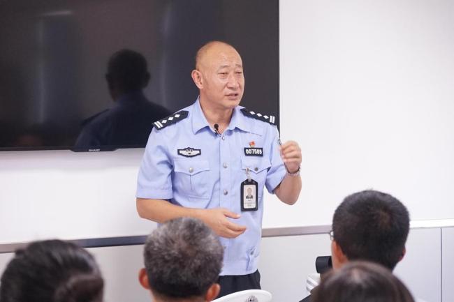 听过他“脱口秀”的驾驶员超200万 安全课堂堪比爆梗“脱口秀”
