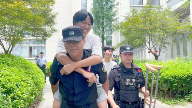 被民警背进考场的考生高考595分 温暖守护助力梦想飞翔
