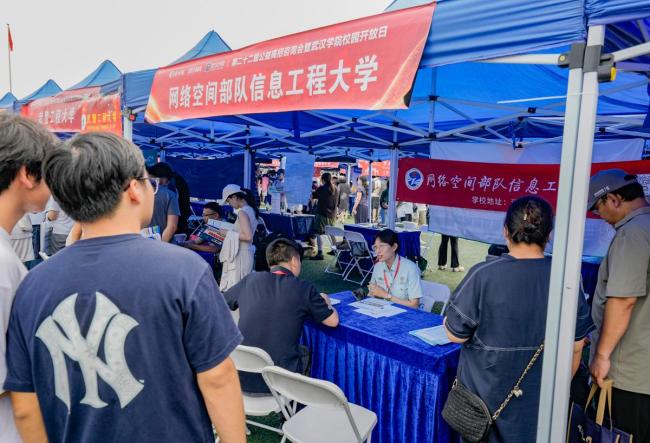双胞胎兄弟同怀军旅梦 共赴高招咨询会寻梦