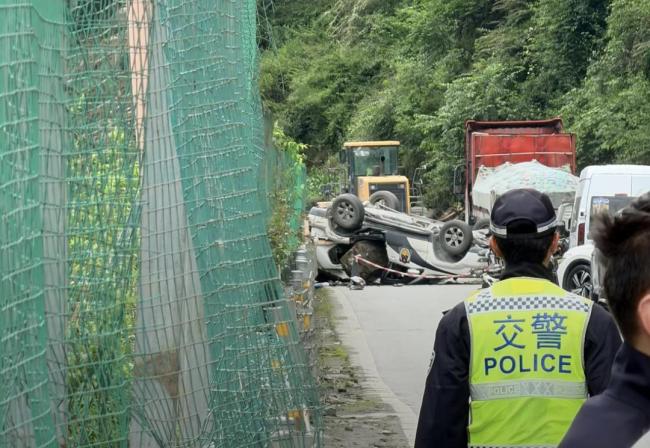四川汶川一国道旁山体滑坡有人员伤亡