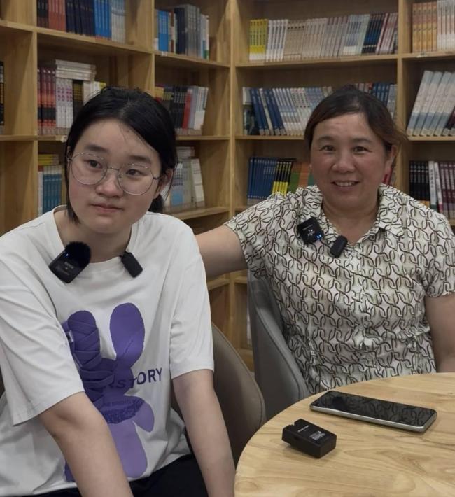 扛钢管单亲妈妈培养出学霸女儿 清华老师已联系