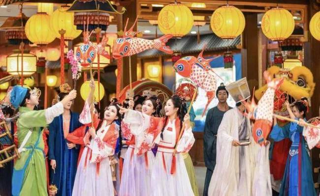“大衣哥”现身淘金小镇化身NPC 精彩演出与互动体验