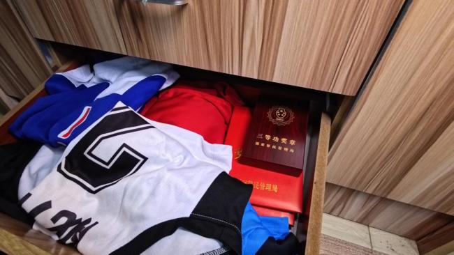 爸爸头发短了 就演不了坏人了：缉毒警的无名守护