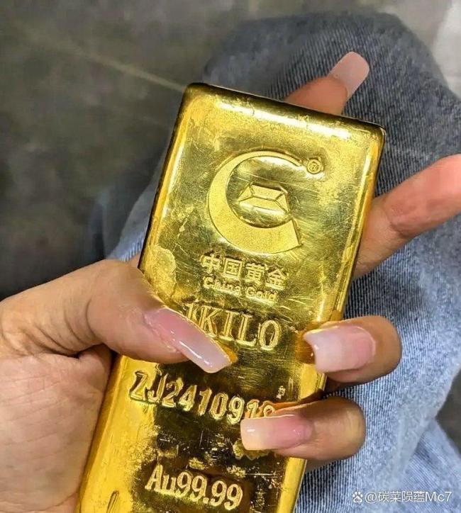 老铺黄金把市值赌没了2/3 金价波动下的品牌梦碎