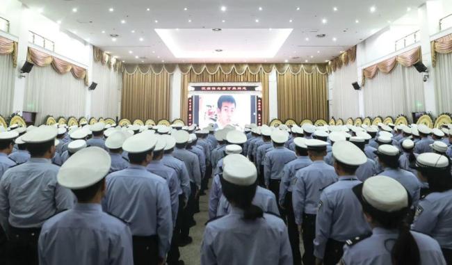 22岁民警拦截违法车辆被撞牺牲 英雄永垂不朽