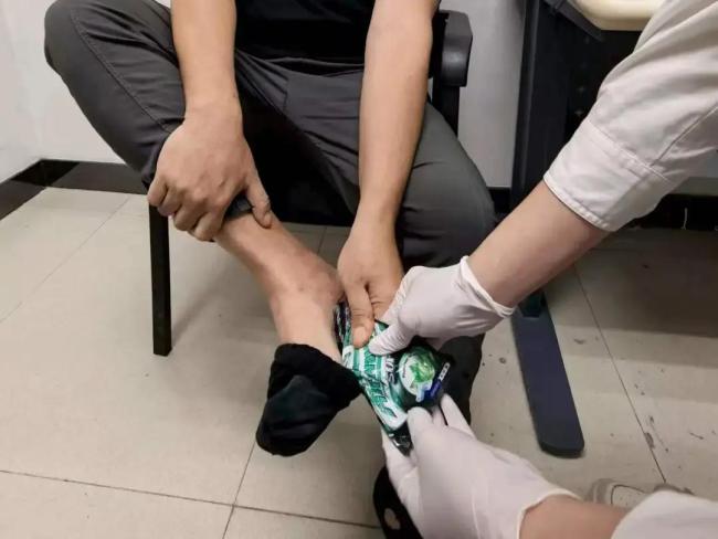 男子脚底藏匿大麻被海关查获 鞋内暗藏毒品