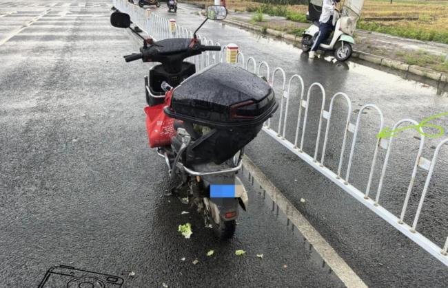电动车主等红灯遭三轮车上横杆砸头 头盔关键时刻救命