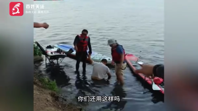 男子醉酒溺水获救后同行人拒协助抬人 施救者：对方道德绑架责怪未能从一而终