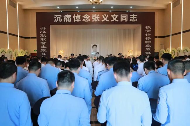 民警被歹徒刺穿腹腔仍忍痛搏斗 用生命守护群众安全