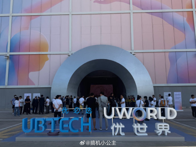 优必选超仿生机器人表情仍存机械感 体验短板引争议
