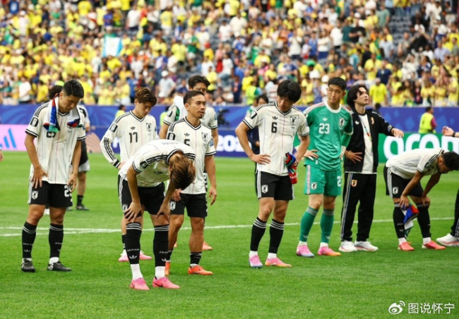 日本球迷输球后忘记表演“捡垃圾”？甲亢哥替其捡垃圾了