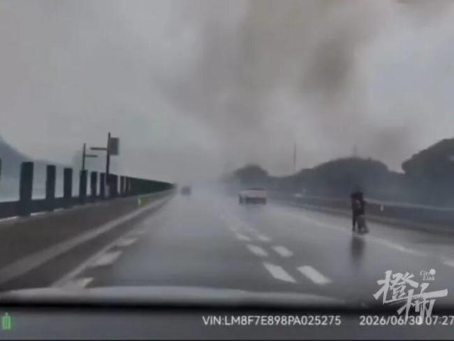 特斯拉撞护栏起火 理想车主救出司机 英勇行为获赞