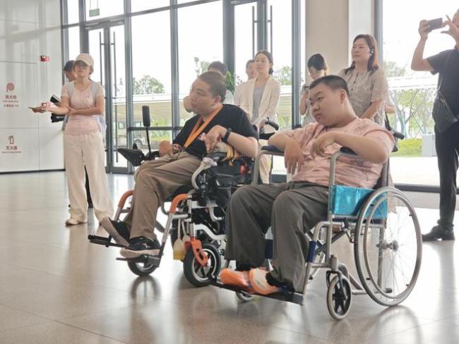 15岁“霍金少年”赴约参观小米总部