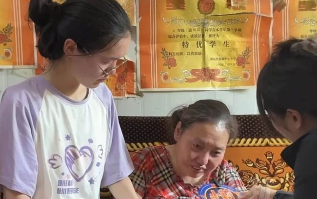高考699分女孩希望回归平静生活 拒绝爱心重负
