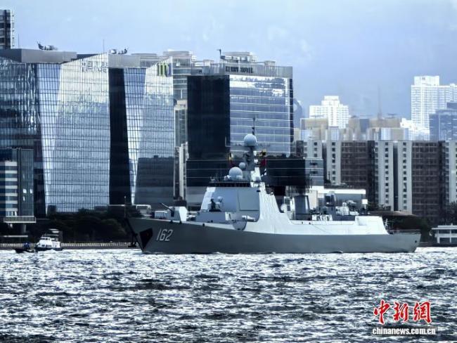 海军舰艇编队驶入维港现场画面