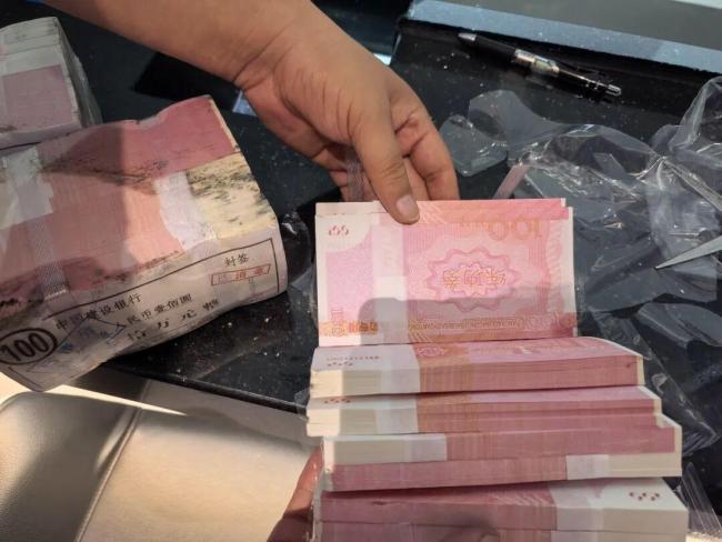 宜宾一公园挖出上万现金?警方回应 实为点钞练功券