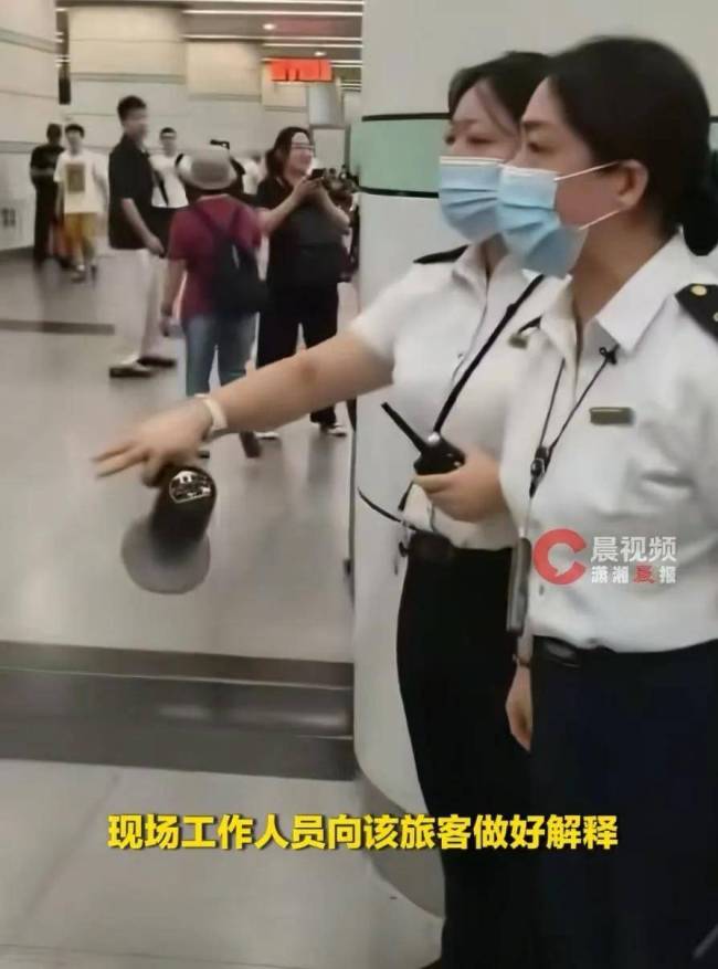 女子与广州车站人员起冲突 情绪失控引发全网关注