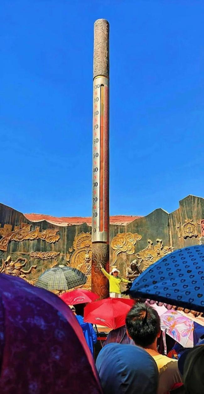 新疆火焰山地表温度创纪录:82℃高温炙烤