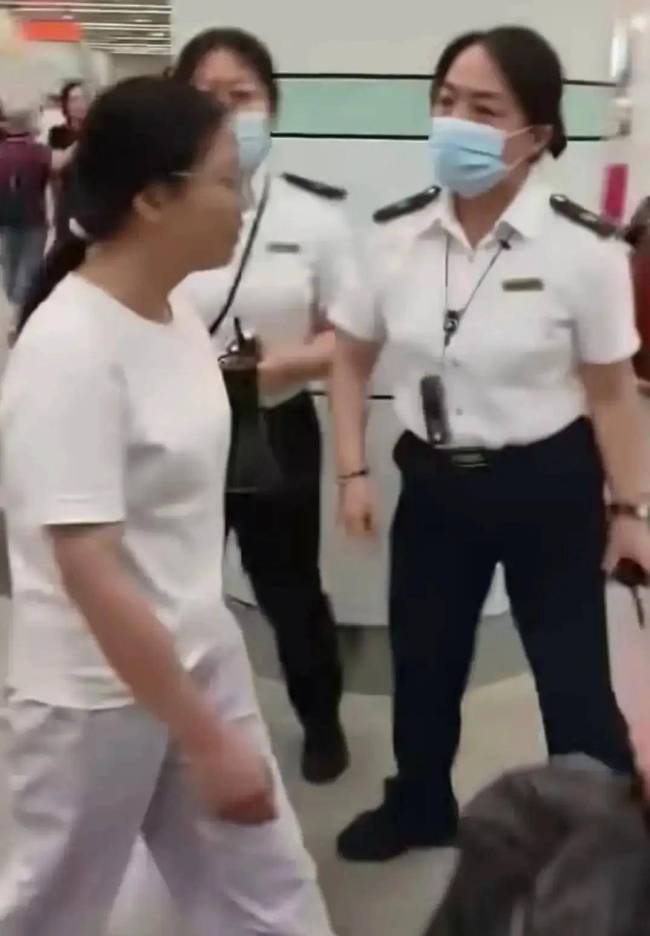 女子与广州车站人员起冲突 情绪失控引发全网关注