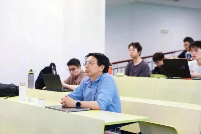 4名大学生出题 AI考了0分