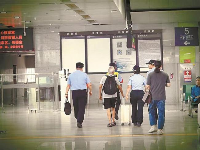 警方助六旬老人找到失联30余年亲人