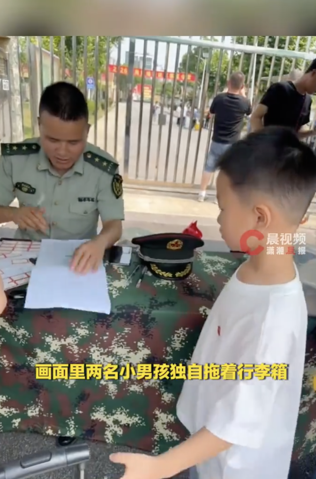 宝妈送俩娃参加42天军营训练营