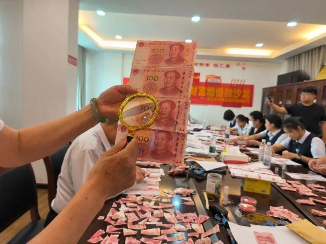 老人撕碎20万拼出26万?银行回应